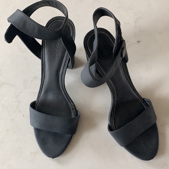 🌈 3/$20 Kendall & Kylie black velcro ankle strap heels - Picture 3 of 9